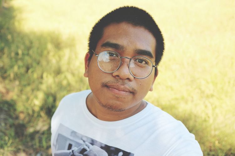 Portrait of young man wearing eyeglasses