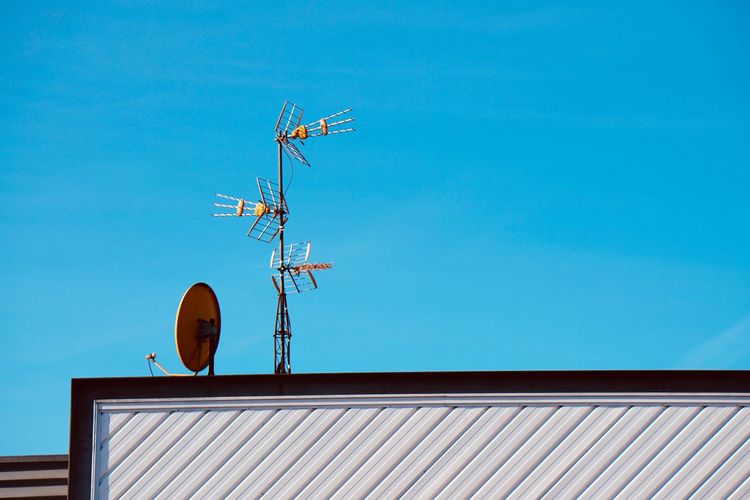 Television antenna on the rooftop of the building in the city