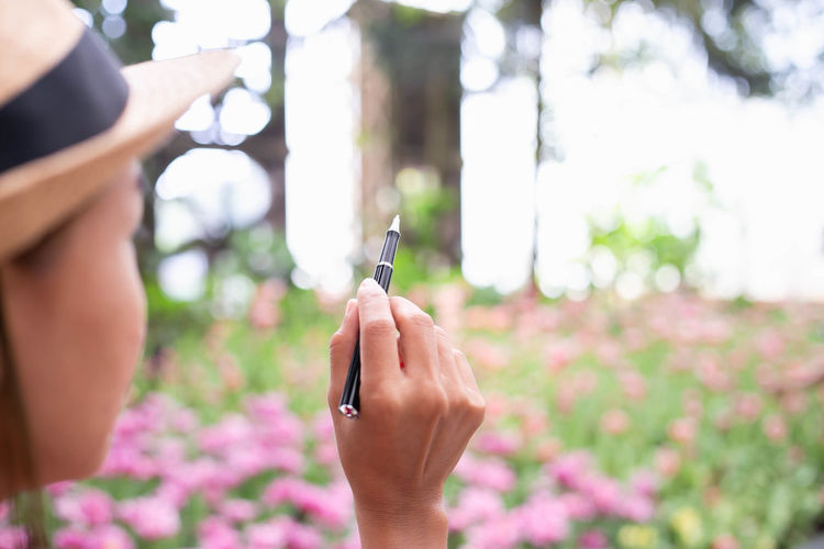 Close-up of hand holding cigarette