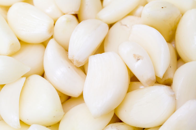 Full frame shot of peeled garlic