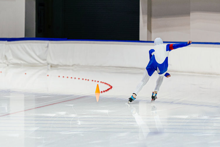 Back speed skater athlete to run in ice skating