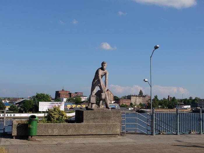 The railwayman monument with the river in the background