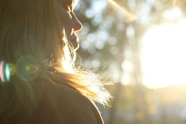 Close-up silhouette of woman looking at sunrise. mental health, hope, happiness concept. dream 